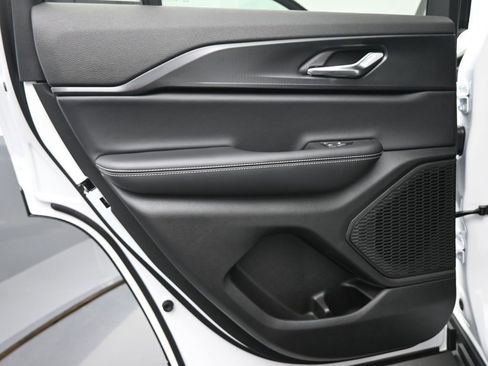 New 2025 Jeep Grand Cherokee Altitude image 14