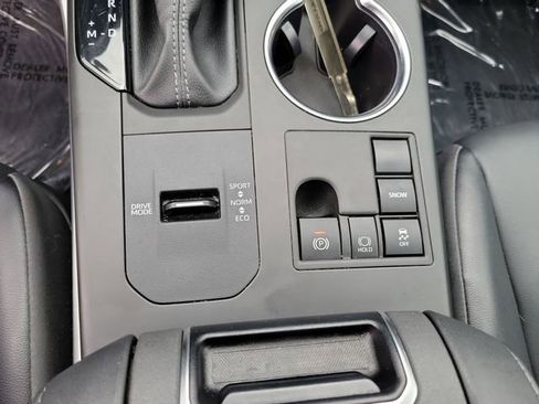 Used 2024 Toyota Highlander XLE FWD image 24