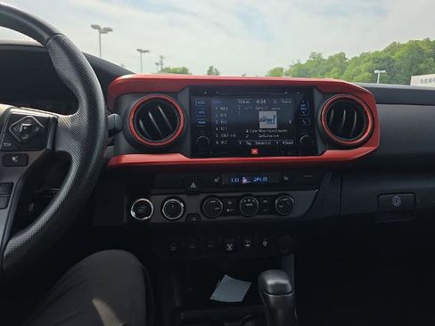 Used 2019 Toyota Tacoma TRD Sport AWD/4WD image 31