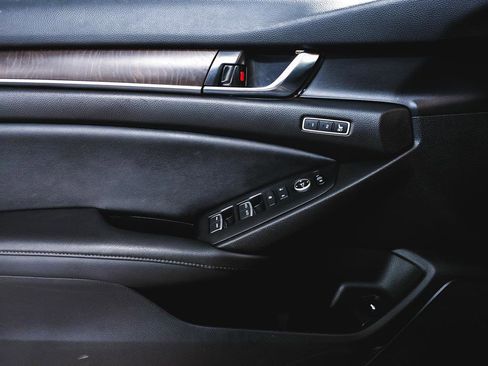 Used 2021 Honda Accord Touring image 16