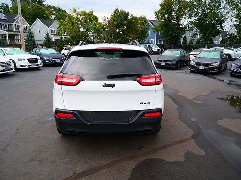 Used 2017 Jeep Cherokee Sport AWD/4WD image 4