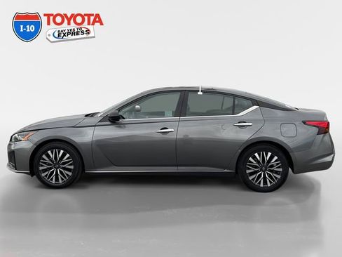 Used 2024 Nissan Altima 2.5 SV image 2