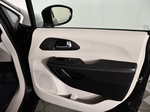 Used 2024 Chrysler Pacifica Touring-L FWD image 40