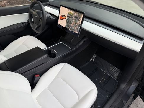 Used 2021 Tesla Model Y Performance image 32