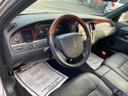 Used 2008 Lincoln Town Car Signature Limited image 10