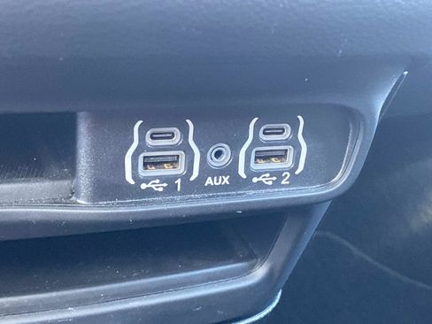 Certified 2025 Chrysler Pacifica Select image 32