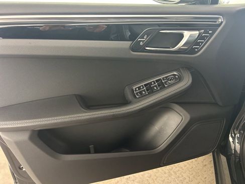 Certified 2025 Porsche Macan image 24