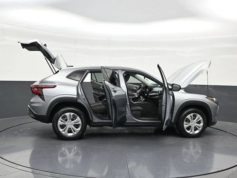 Used 2024 Chevrolet Trax LS FWD image 33