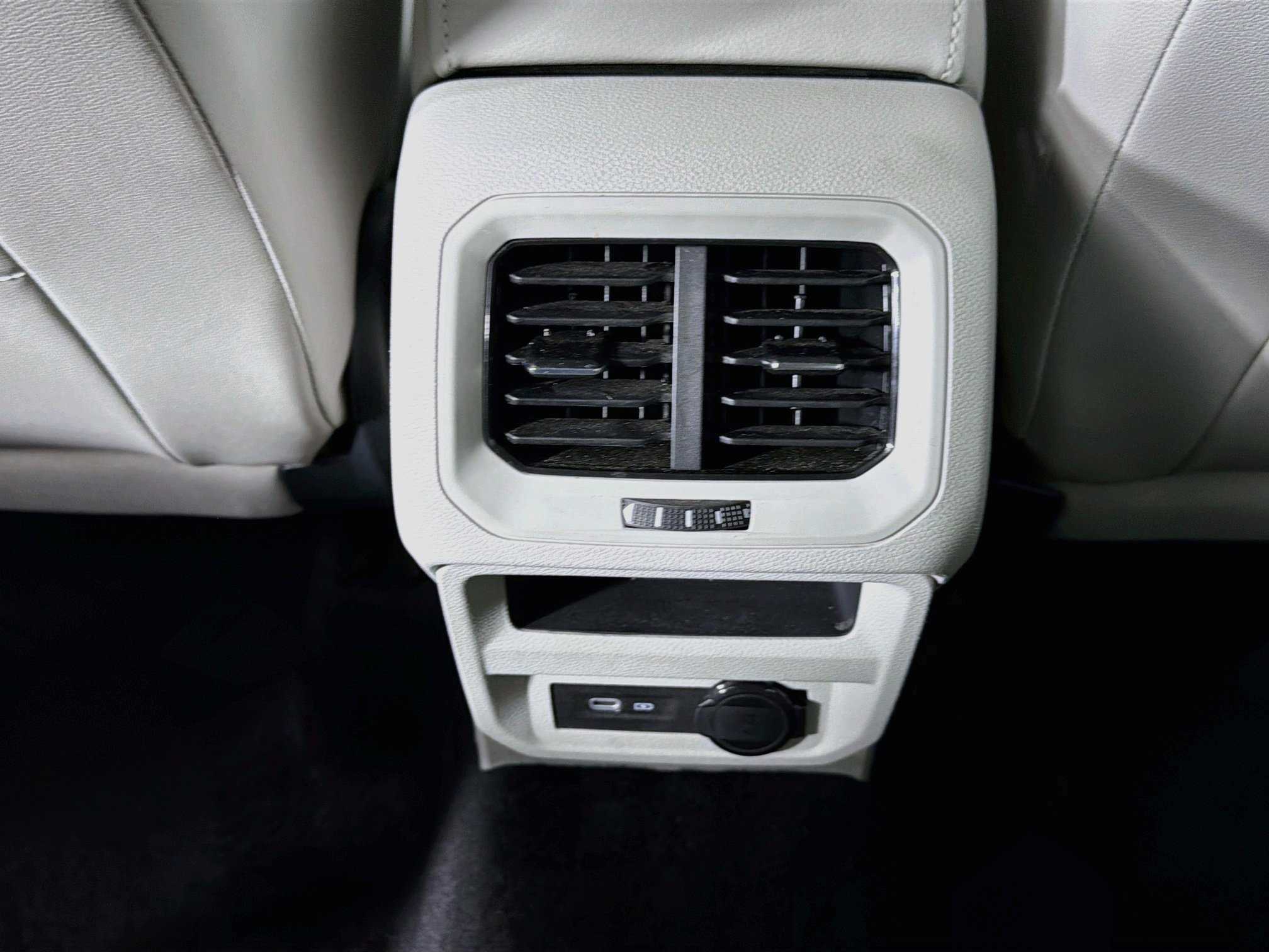 Used 2023 Volkswagen Tiguan SE FWD image 28