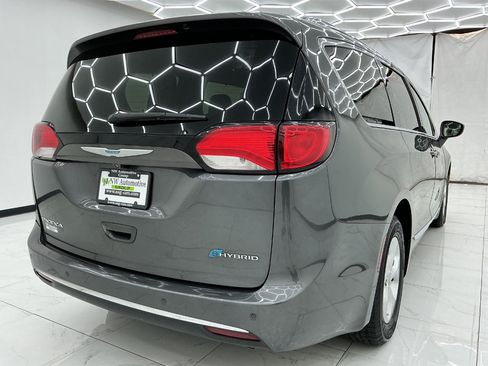 Used 2018 Chrysler Pacifica Touring-L FWD image 8