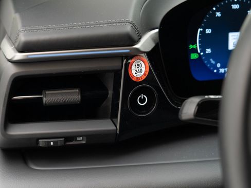 Certified 2025 Porsche Macan Electric image 29