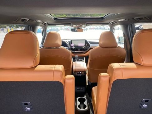 New 2026 Toyota Highlander Platinum AWD/4WD image 15