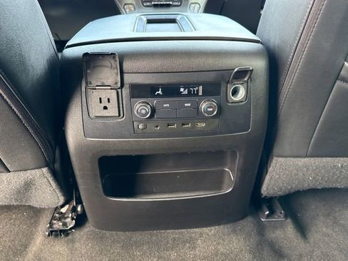 Used 2017 Chevrolet Suburban LT image 23