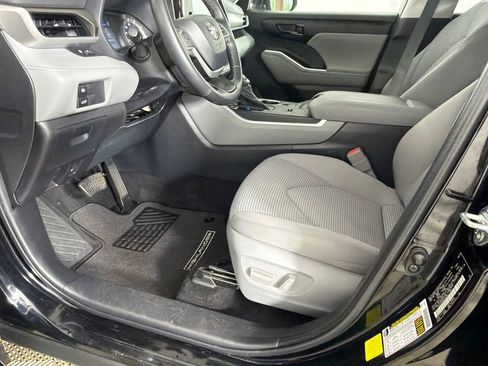 Used 2022 Toyota Highlander LE FWD image 9