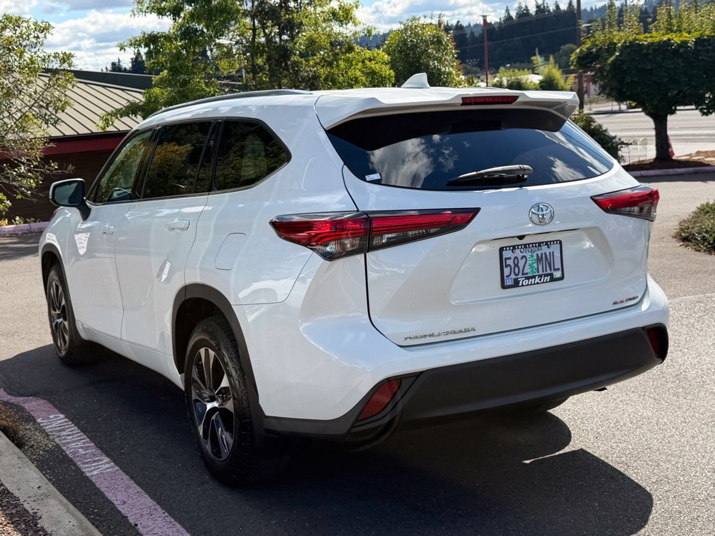 Used 2021 Toyota Highlander XLE AWD/4WD image 5