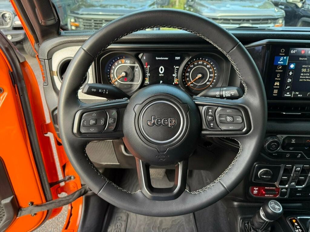 Used 2025 Jeep Gladiator Sport AWD/4WD image 5