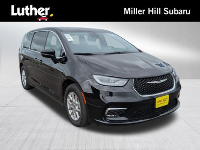 Used 2025 Chrysler Pacifica Select