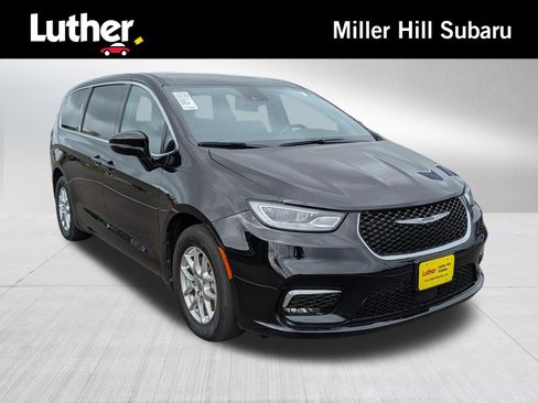 Used 2025 Chrysler Pacifica Select FWD image 1