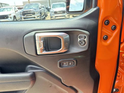Used 2025 Jeep Gladiator Sport AWD/4WD image 19