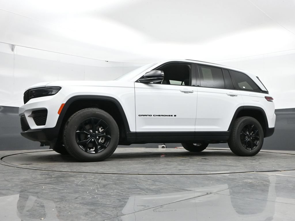Used 2025 Jeep Grand Cherokee Altitude AWD/4WD image 42