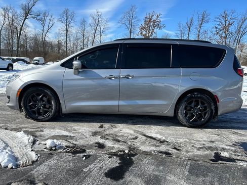 Used 2020 Chrysler Pacifica Touring-L Plus image 4