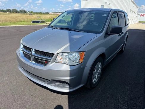 Used 2019 Dodge Grand Caravan SE FWD image 4