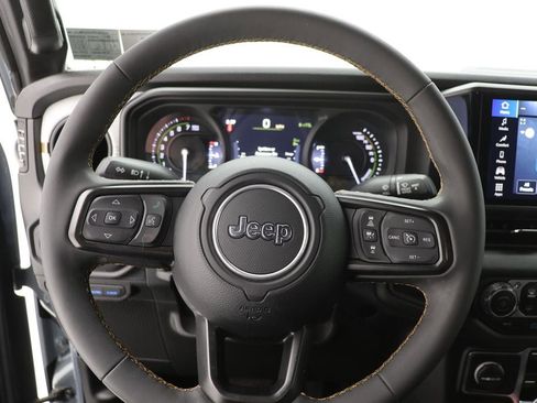 Used 2024 Jeep Wrangler Unlimited image 17