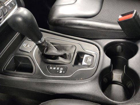 Used 2020 Jeep Cherokee Latitude Plus FWD image 26