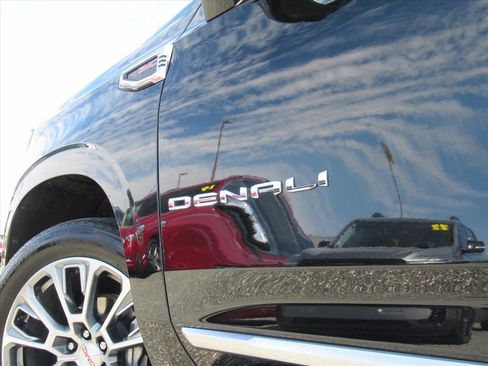 Used 2025 GMC Yukon XL Denali image 8