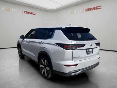 Used 2025 Mitsubishi Outlander SE FWD image 4