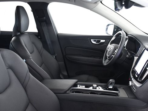 Used 2025 Volvo XC60 B5 Plus image 27