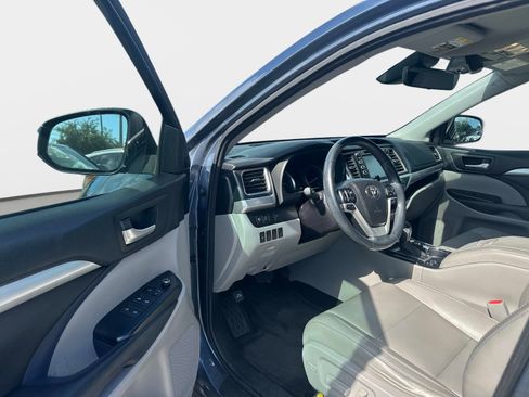 Used 2017 Toyota Highlander XLE FWD image 11