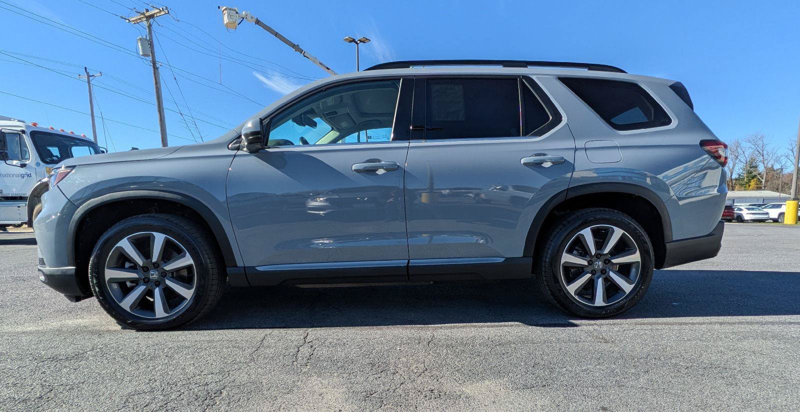 Certified 2025 Honda Pilot Touring image 6