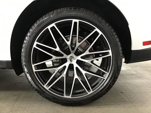Certified 2026 Porsche Macan AWD/4WD image 10