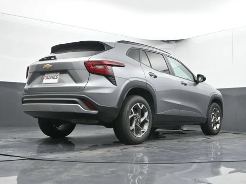 Used 2025 Chevrolet Trax LT FWD image 35