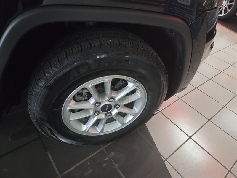Used 2018 Jeep Grand Cherokee Laredo AWD/4WD image 47