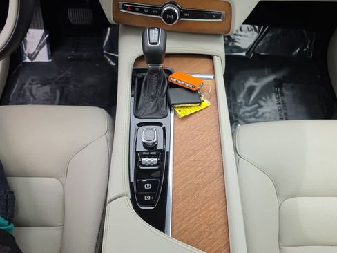 Used 2021 Volvo XC90 T6 Momentum w/ Climate Package AWD/4WD image 18