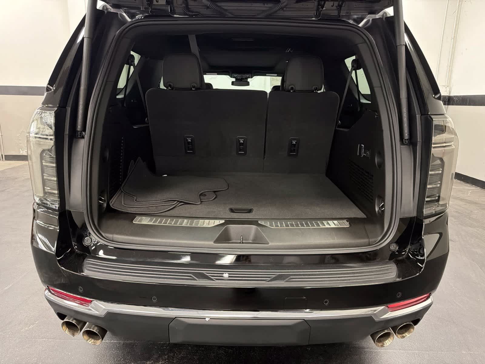 Used 2025 Chevrolet Suburban Premier w/ Sun And Tow Package AWD/4WD image 16