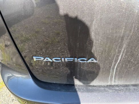 Used 2017 Chrysler Pacifica Touring-L FWD image 18