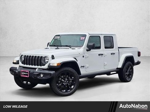 Used 2025 Jeep Gladiator Sport image 1