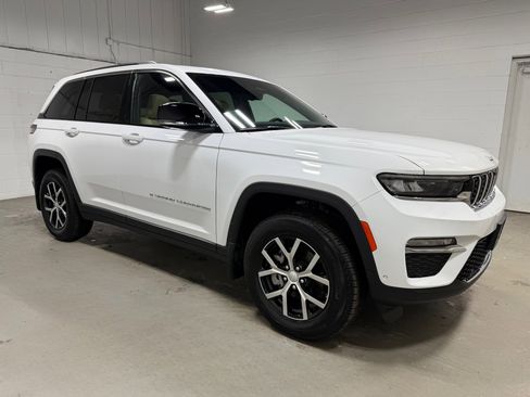 Used 2025 Jeep Grand Cherokee Limited w/ Luxury Tech Group II AWD/4WD image 3