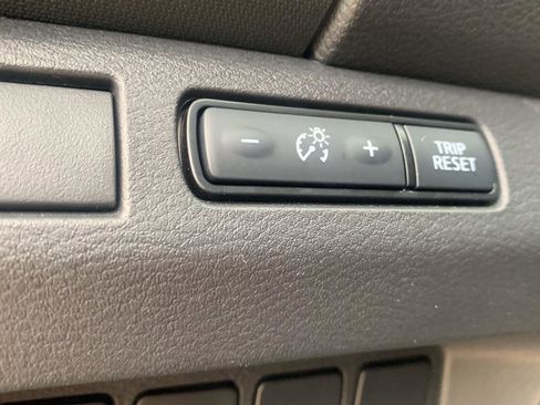 Used 2024 Nissan Frontier SV image 10