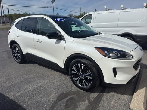 Used 2022 Ford Escape SE w/ SE Sport Appearance Package image 3
