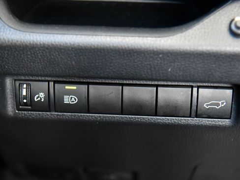 Used 2020 Toyota RAV4 XLE Premium FWD image 31