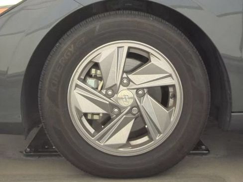 Used 2025 Hyundai Elantra SE FWD image 10