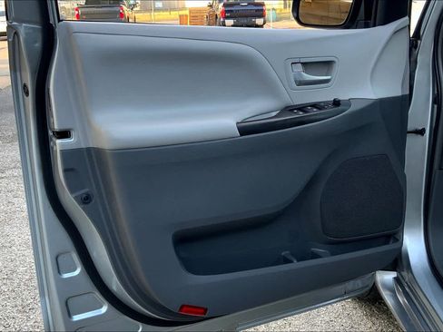 Used 2015 Toyota Sienna LE FWD image 21