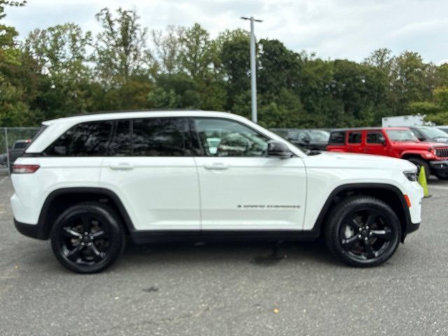 Used 2023 Jeep Grand Cherokee Limited w/ Black Appearance Package AWD/4WD image 16