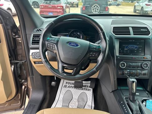 Used 2016 Ford Explorer XLT w/ Equipment Group 202A FWD image 15