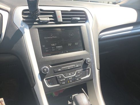 Used 2016 Ford Fusion SE FWD image 9