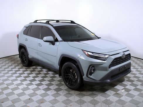 Used 2022 Toyota RAV4 XLE Premium image 6